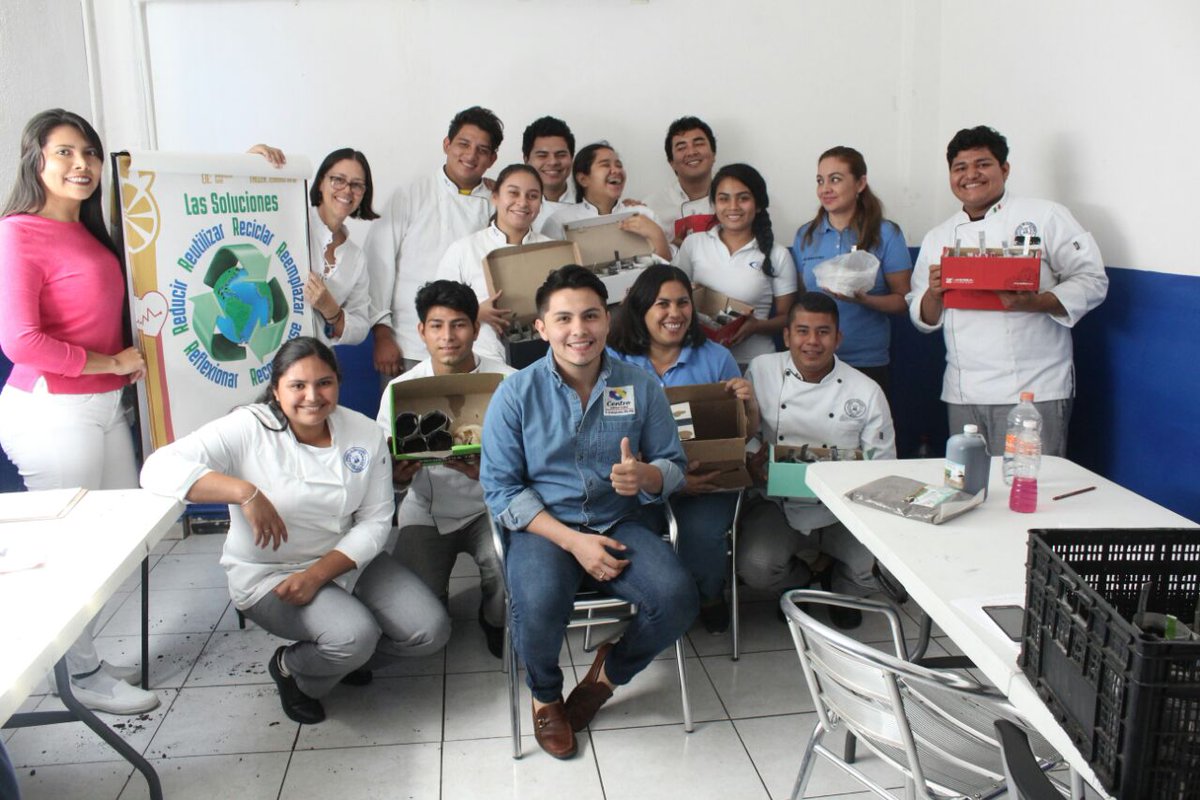 Por segundo día, mostramos a estudiantes del @isimaoficial #Tabasco, técnicas sencillas para reciclar y crear su propio huerto en casa.  #MejoraTusHábitos