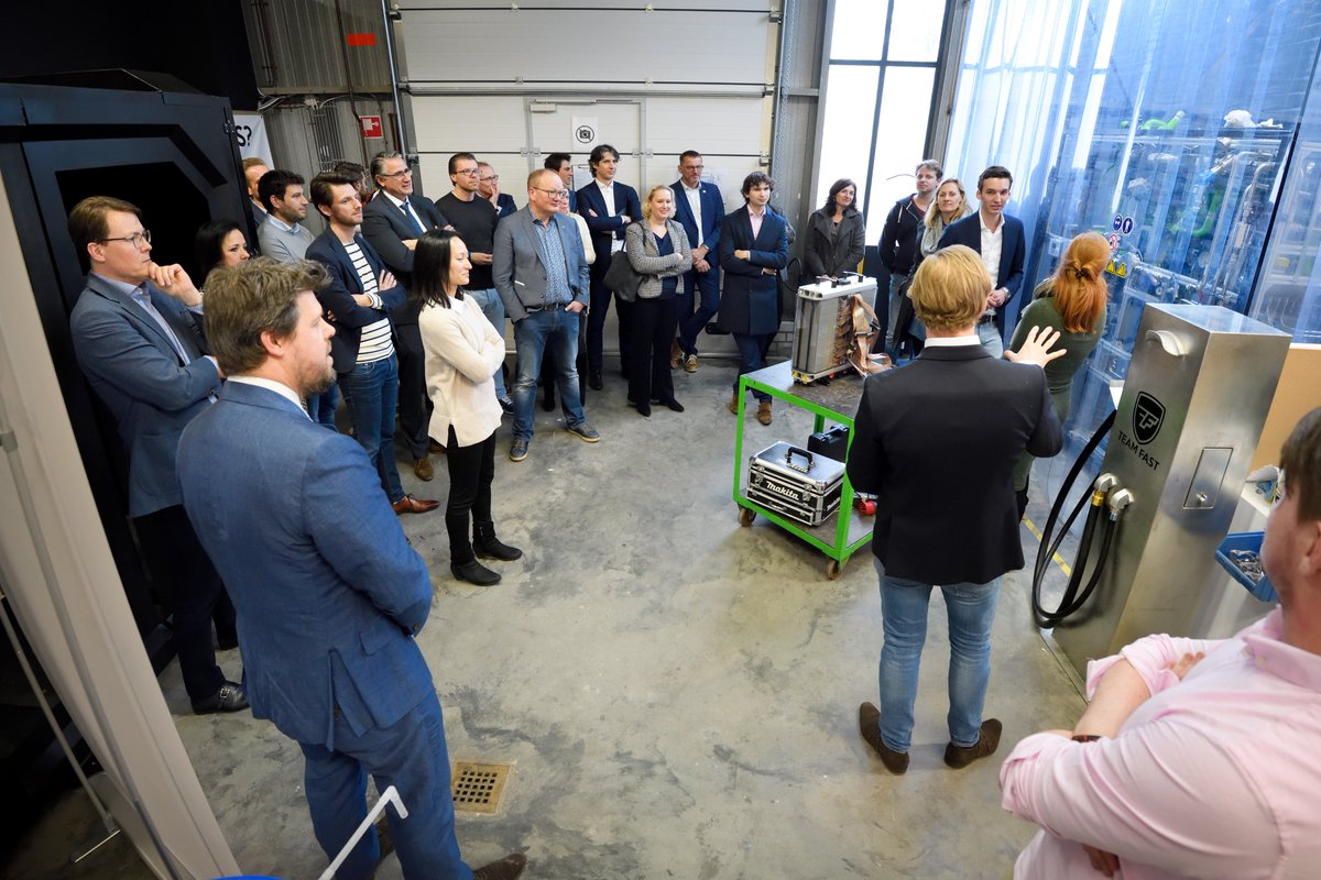 Team FAST, tot nu toe vooral bekend van het initiatief om een bus op mierenzuur te laten rijden, heeft een generator ontwikkeld die op hydrozine (mierenzuur) werkt. Vandaag werd deze in het bijzijn van prins Constantijn aan BAM gepresenteerd  e52.nl/team-fast-leve…