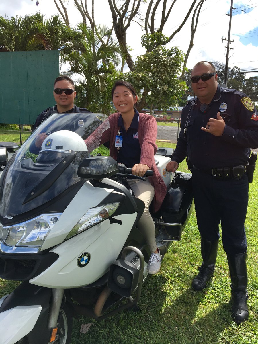 KaalaEl's tweet photo. Kindergarten students and teachers learned all about police vehicles today. https://t.co/hoYl2QFife