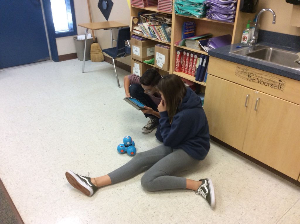 #STEM specialist @KerryBrothers introduces students to Dash and they quickly move from driving with the “Go” app to using their coding skills with “Blockly”. @CanyonSpringsDV @DVUSD @WonderWorkshop #DashRobot