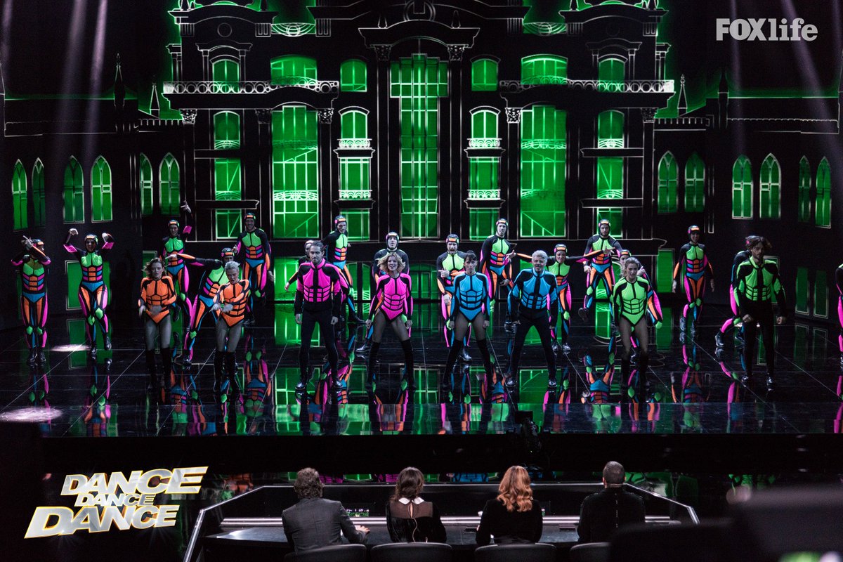 ⚡️ Tonight is the night, we’ll fight till it’s over ⚡️ #DDDance
Tutti sul palco > Can’t Hold Us di Macklemore &amp; Ryan Lewis ft. Ray Dalton