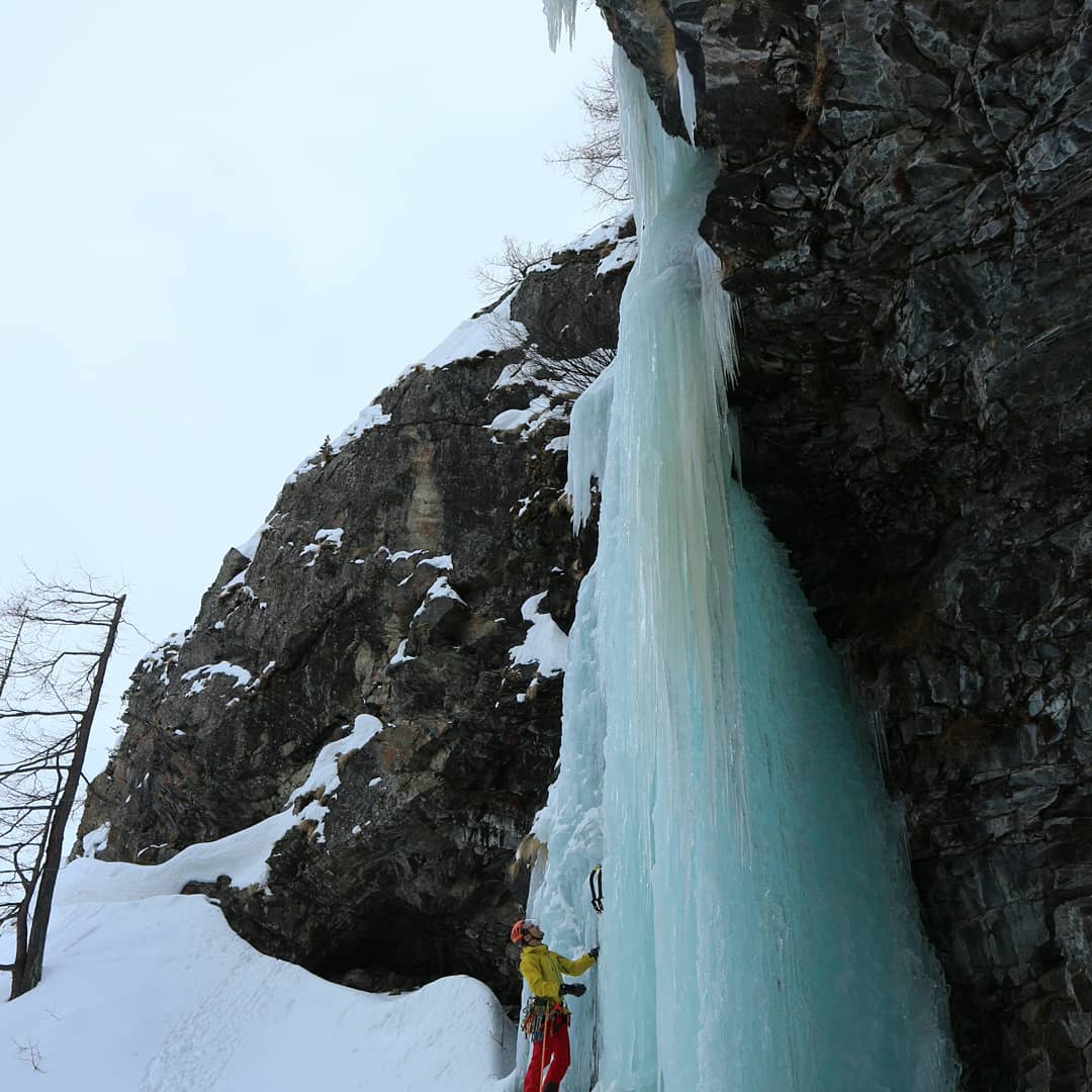 AlpinaGuide's tweet photo. Долина Valle di Cogne это маленький рай для ледолазов. Всего в нескольких шагах от парковки десятки каскадов! 
#ГорныйГид #горныегидыalpina #valledaosta #ледолазание #аггр #rmga #goretex https://t.co/yzz28OC32I