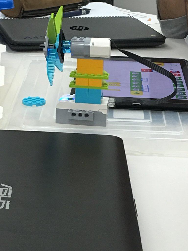 SalamancaPilar's tweet photo. Taller @LEGO_ROBOTIX #projectes lliures i guiats #programen #cooperació treballem en equip i millorem @SegimonComas https://t.co/LHwufqGLW6 https://t.co/EjJyYFI0kE
