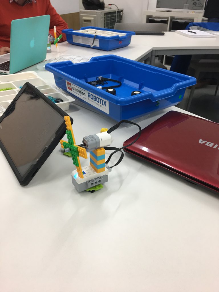 SalamancaPilar's tweet photo. Taller @LEGO_ROBOTIX #projectes lliures i guiats #programen #cooperació treballem en equip i millorem @SegimonComas https://t.co/LHwufqGLW6 https://t.co/EjJyYFI0kE