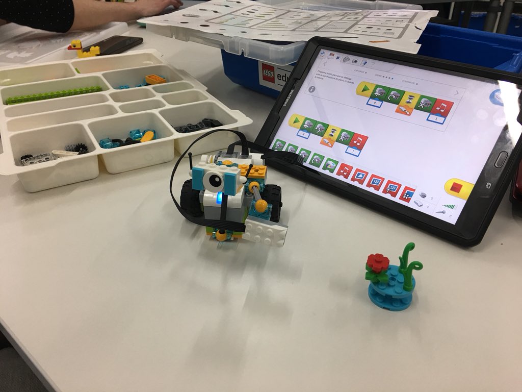 SalamancaPilar's tweet photo. Taller @LEGO_ROBOTIX #projectes lliures i guiats #programen #cooperació treballem en equip i millorem @SegimonComas https://t.co/LHwufqGLW6 https://t.co/EjJyYFI0kE