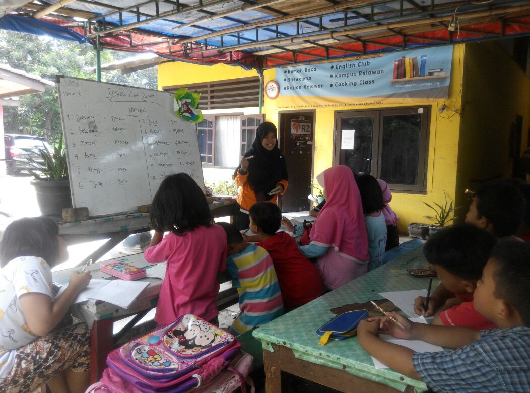 Bekasi. Relawan Nusantara kembali mengadakan agenda pekanan yang selalu dinanti-nanti oleh anak-anak, yaitu english club junior. Diadakan pada hari sabtu (03/03) untuk batch 2, dengan jadwal seperti biasa pukul 10.00 - 12.00 wib. Tema belajar kali ini tentang"Days",nama-nama hari