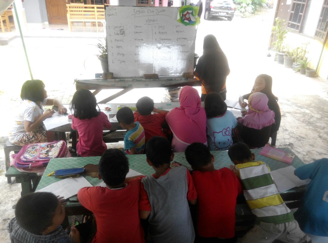 Relawan_Bekasi's tweet photo. Bekasi. Relawan Nusantara kembali mengadakan agenda pekanan yang selalu dinanti-nanti oleh anak-anak, yaitu english club junior. Diadakan pada hari sabtu (03/03) untuk batch 2, dengan jadwal seperti biasa pukul 10.00 - 12.00 wib. Tema belajar kali ini tentang"Days",nama-nama hari https://t.co/OTyqfhMrzJ