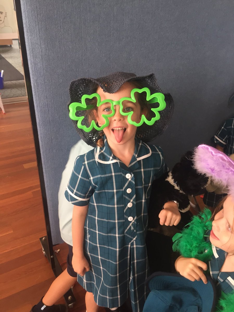 KinderW17's tweet photo. Learning all about the seasons! Dressing up to suit different seasons @KinderLP17 https://t.co/ImIzxBQi1e