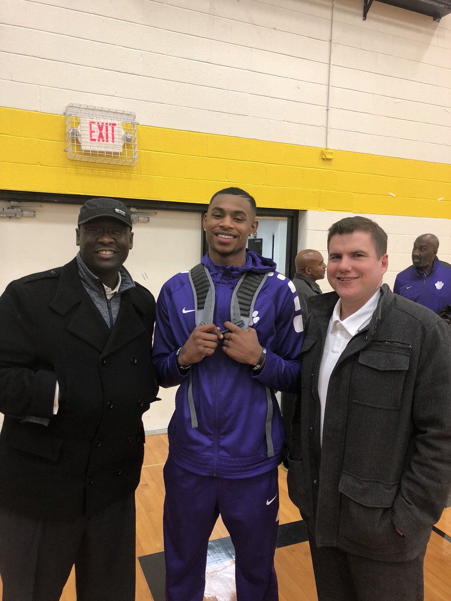 Look who was in the house today to see @Adrian4Nelson #futurecollege @DetroitMBB @ProBound_Sports @HoopReview @spillerreport @JFTO_LLC @StrapCinco