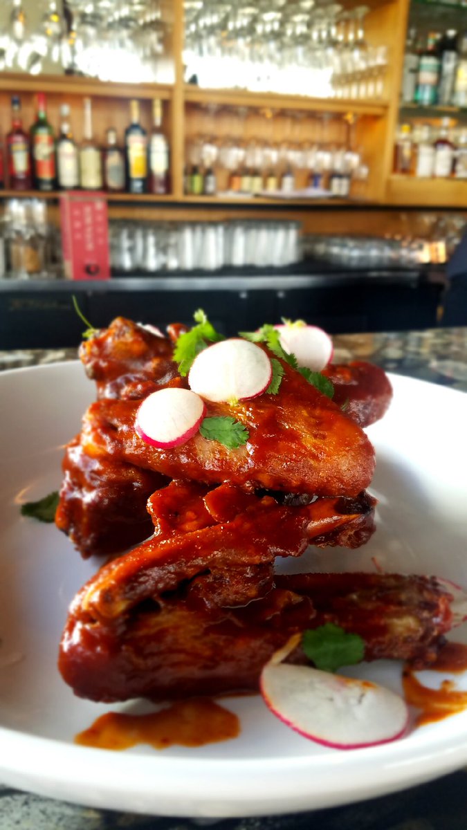 🍴LUNCH SPECIAL🍴
Confit duck wings with a honey guajillo chili glaze, cilantro and shaved radish #lapellah #vanwa #lunchspecial #yesplease