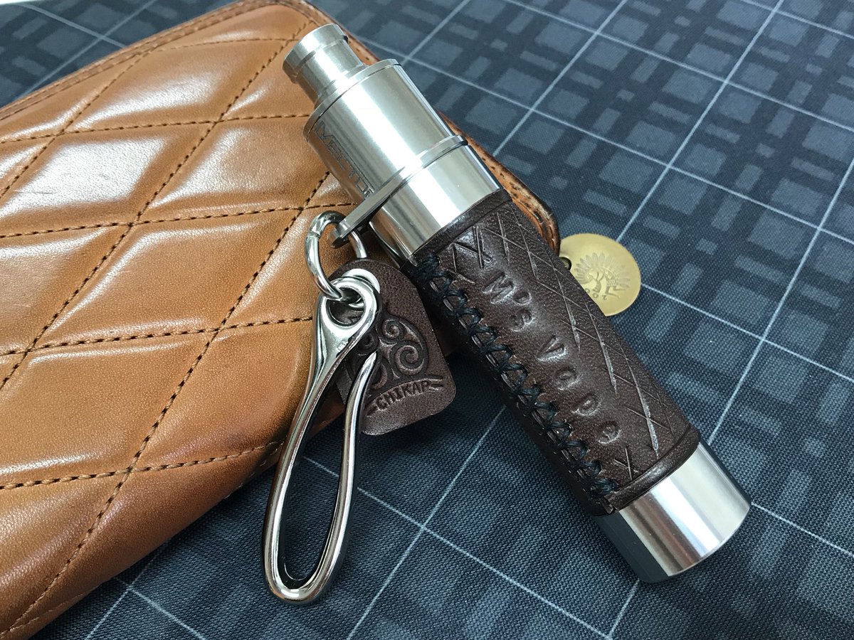 m_msvape's tweet photo. @no_n_tn 氏のSkip_Modのスラントとチューブ。
@KATTUWGB8 氏のCHIKAPのストラップとスリーブ。

nonさんのスラントとチューブは仕上がりも綺麗でバリも無い完璧な仕上がり。
べにおさんは栃木レザーを使用していて優しさがあり愛情を感じます。

私の財布も栃木レザー！
 #skipmod #CHIKAP #msvape00 https://t.co/TFWPfRE2LX
