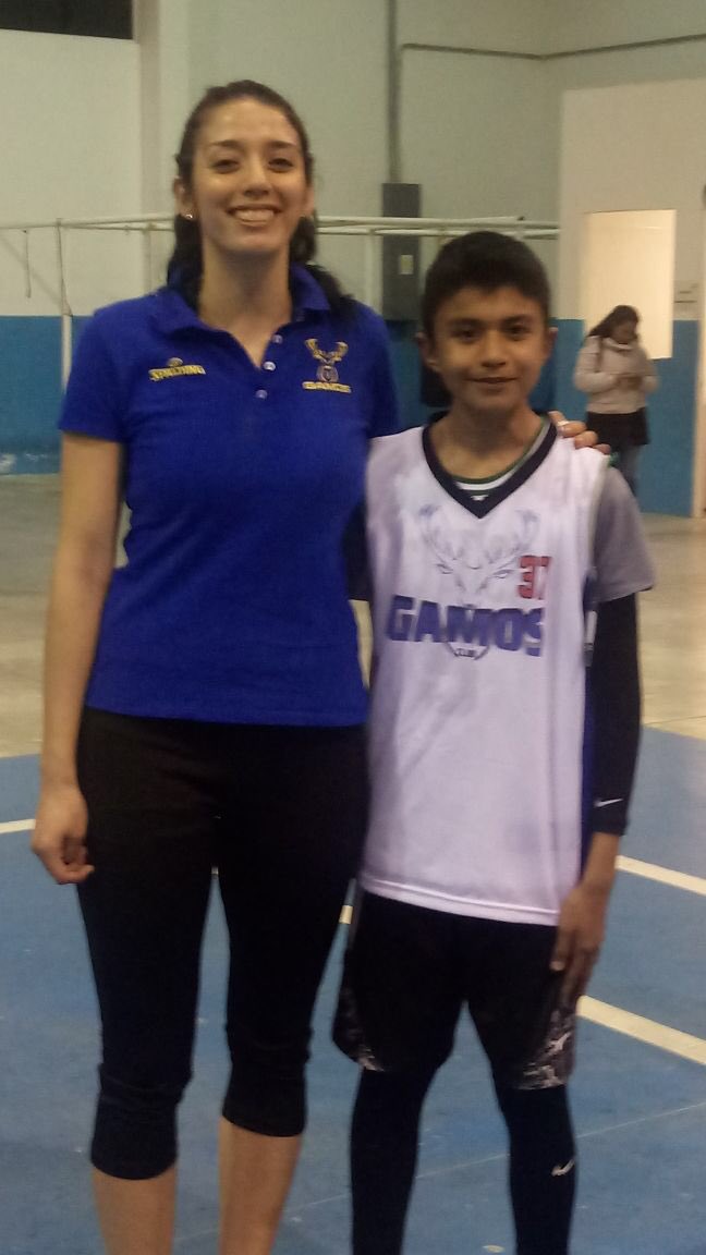 ClubGamosMx's tweet photo. Cómo parte de la labor social que realiza el #ClubGamos, esta tarde visitamos una escuela de baloncesto para una convivencia de nuestras jugadoras con los niños y así ellas compartir sus experiencias a nuestras futuras estrellas del básquetbol en Mexico y compartir la #PasionGamo https://t.co/2ezV3tDHLL
