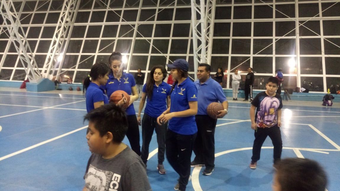 ClubGamosMx's tweet photo. Cómo parte de la labor social que realiza el #ClubGamos, esta tarde visitamos una escuela de baloncesto para una convivencia de nuestras jugadoras con los niños y así ellas compartir sus experiencias a nuestras futuras estrellas del básquetbol en Mexico y compartir la #PasionGamo https://t.co/2ezV3tDHLL