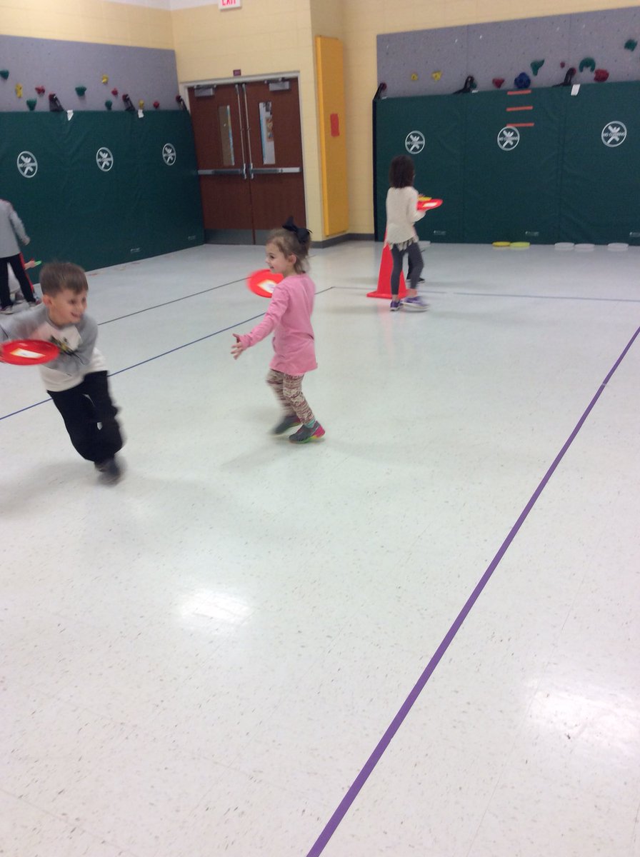 melodyljpe's tweet photo. Don’t drop your pizza and identifying words “balance” out to P.E. fun! @Schilling33C #ljspride #keepingupwithljs #33CPride https://t.co/C40ZxyOyFs