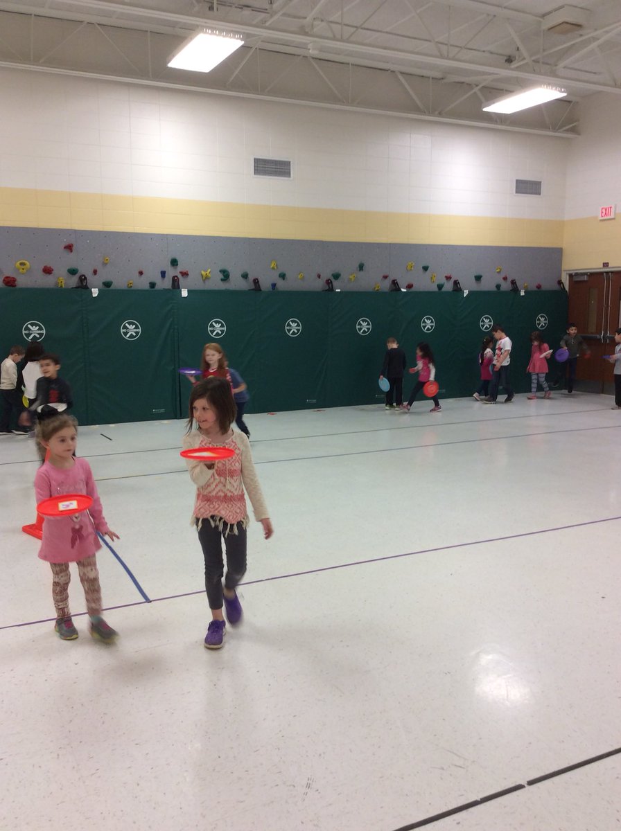 melodyljpe's tweet photo. Don’t drop your pizza and identifying words “balance” out to P.E. fun! @Schilling33C #ljspride #keepingupwithljs #33CPride https://t.co/C40ZxyOyFs