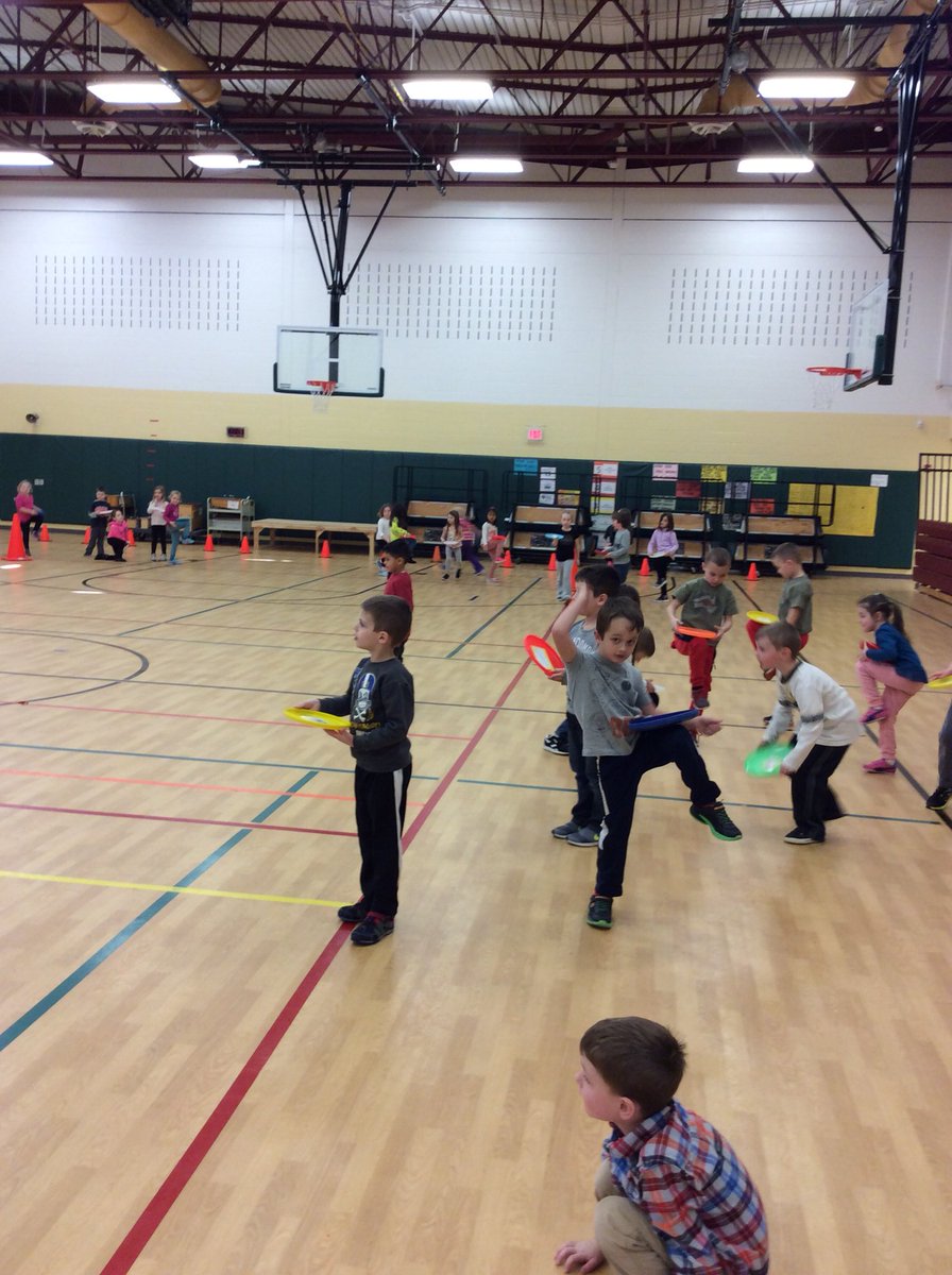 melodyljpe's tweet photo. Don’t drop your pizza and identifying words “balance” out to P.E. fun! @Schilling33C #ljspride #keepingupwithljs #33CPride https://t.co/C40ZxyOyFs