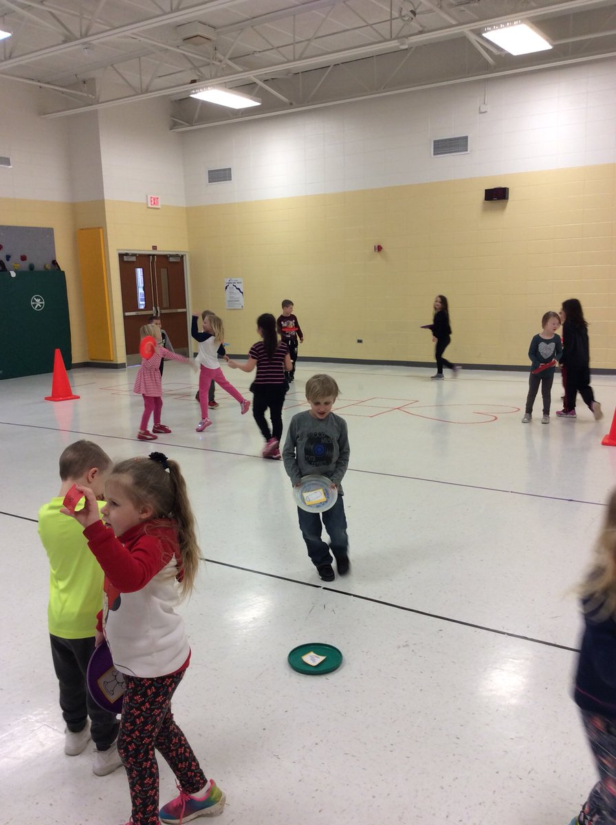melodyljpe's tweet photo. Don’t drop your pizza and identifying words “balance” out to P.E. fun! @Schilling33C #ljspride #keepingupwithljs #33CPride https://t.co/C40ZxyOyFs