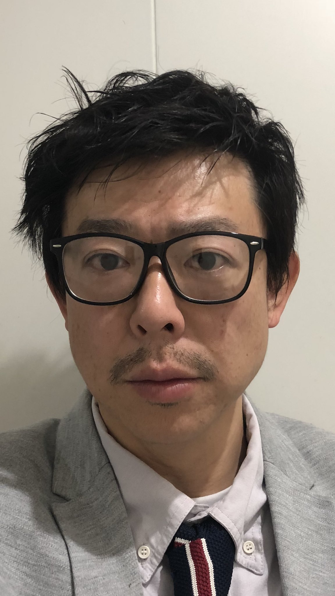 Pファイブ先生 Twitter पर パスポート写真は 前髪が影になったり 背景に線が入ってたり 眼鏡は反射するから外すように注意され 結局あれで撮影され900円の出費 おれのパスポート写真これ 笑 10年もだぜぇー T Co Iejofh13k8 Twitter