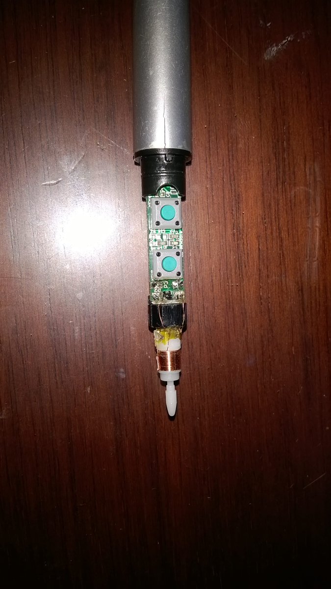 zizibeesse's tweet photo. Triste estou. Caneta caiu no chão. Ponta quebrou. Fui trocar por uma nova, mas não tá encaixando certo. Acho que parte da ponta quebrada tá lá dentro. Daí o fiozinho (de cobre?) fez o favor de descolar ali da solda agora. Mesa não tá reconhecendo mais a caneta 😢 #riptablet https://t.co/1DOw2mFxnk