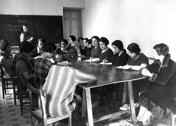 mhistoriacat's tweet photo. #taldiacomavui 1910 aprovació de la Reial Ordre que va permetre l’accés de les dones a la universitat sense cap autorització #Romanones #8MDones #DiaInternacionalDona #8M #WomenDay https://t.co/MKQRb0YEIQ