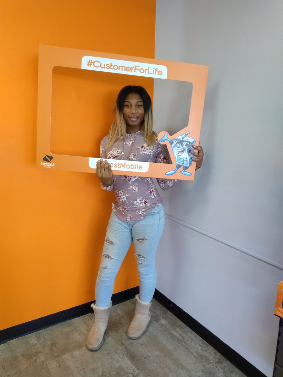 BoostMobileSS's tweet image. Customers Service becomes easy when your customers becomes your friends 😀😀Happy Customers #customersforlife #peteuzups #chrisdinapoli #boostmobile #hyperlink #hyperready