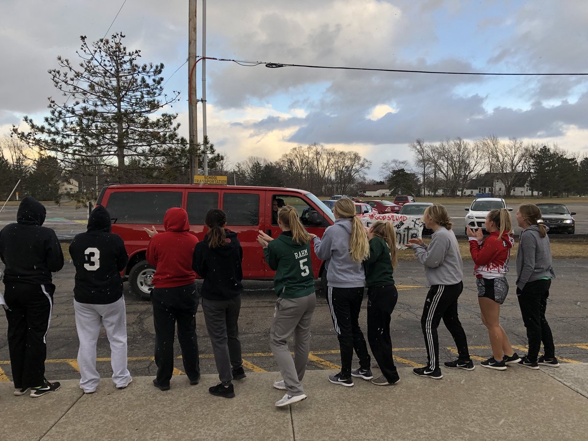 OHRocketSB's tweet photo. Sending off @OakHarWrestling to State! Go Rockets! #RocketPride https://t.co/S7WwkYQ544