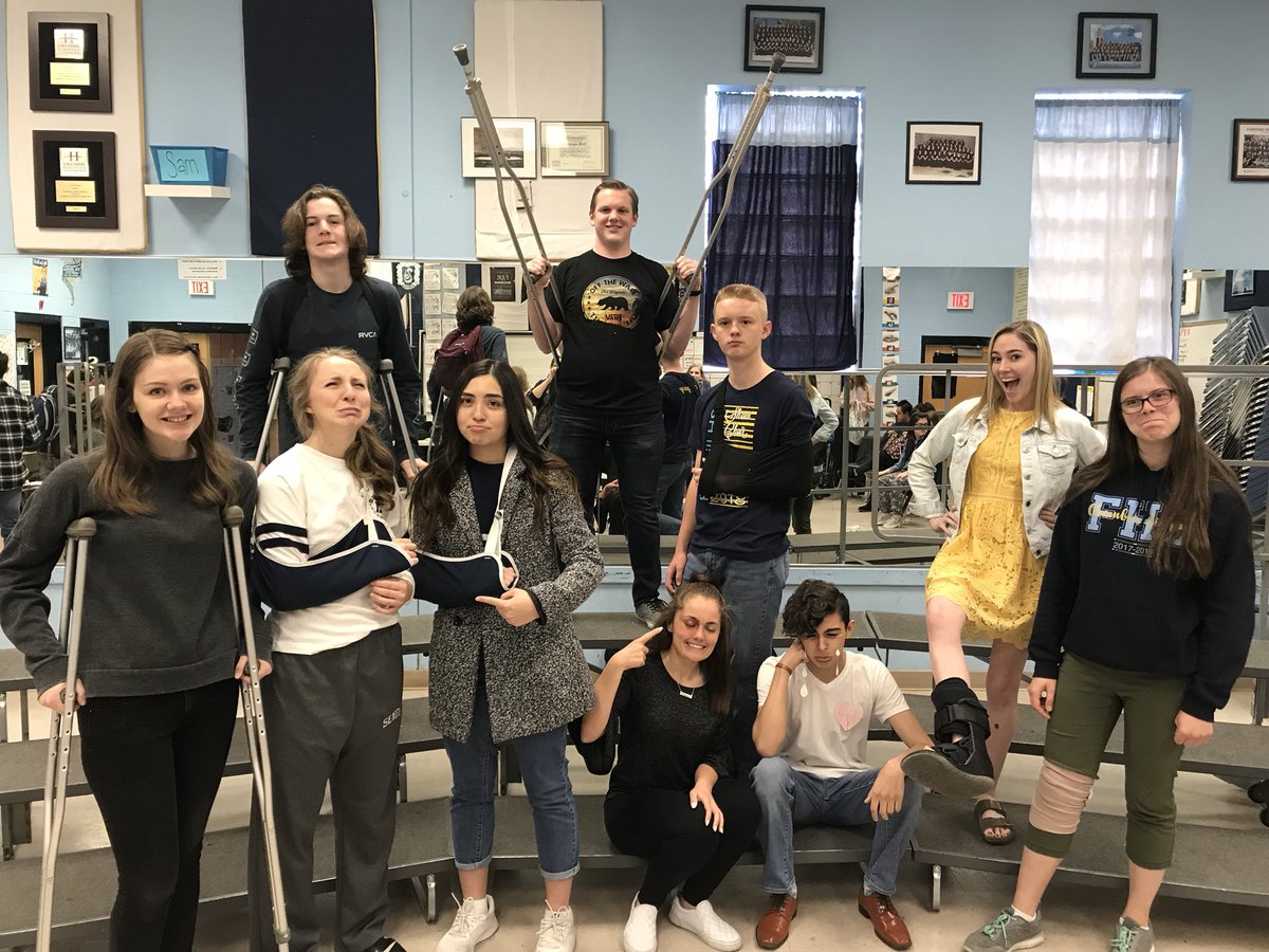 sadielizcox's tweet image. Chamber choir is obviously really dangerous😉 @Foothill_HS @Foothill_Choir #falconolympics #fakeaninjuryday