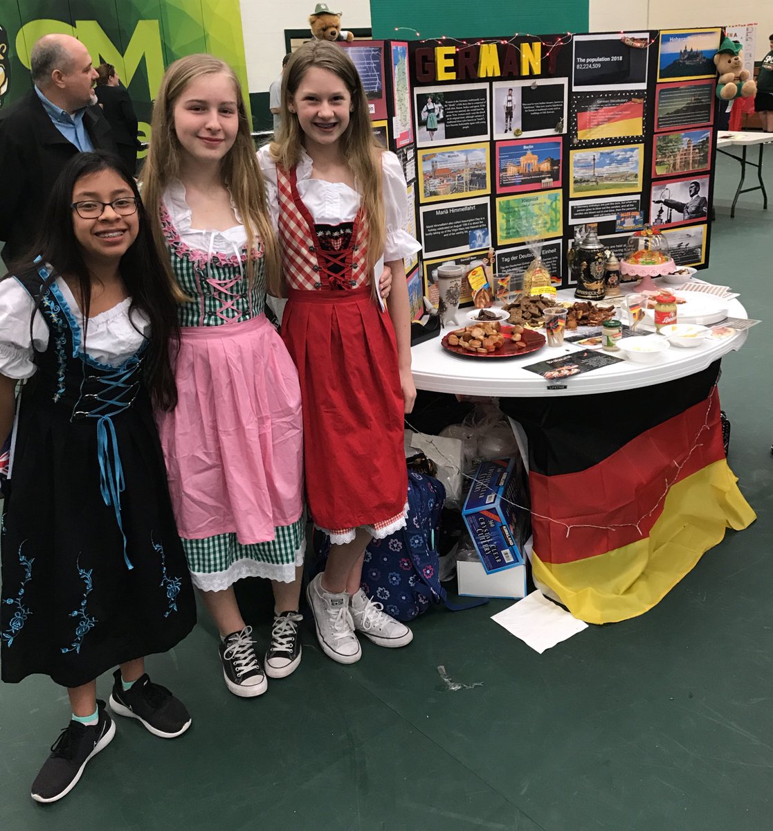 Young_sml's tweet photo. Some of the many incredible projects at tonight’s SML World’s Fair Social Studies Expo. 👍👏 Well done, MidSchool! And great job leading, @SchultzRyan!! #besml #sml1718 https://t.co/uUiG6kiwGz