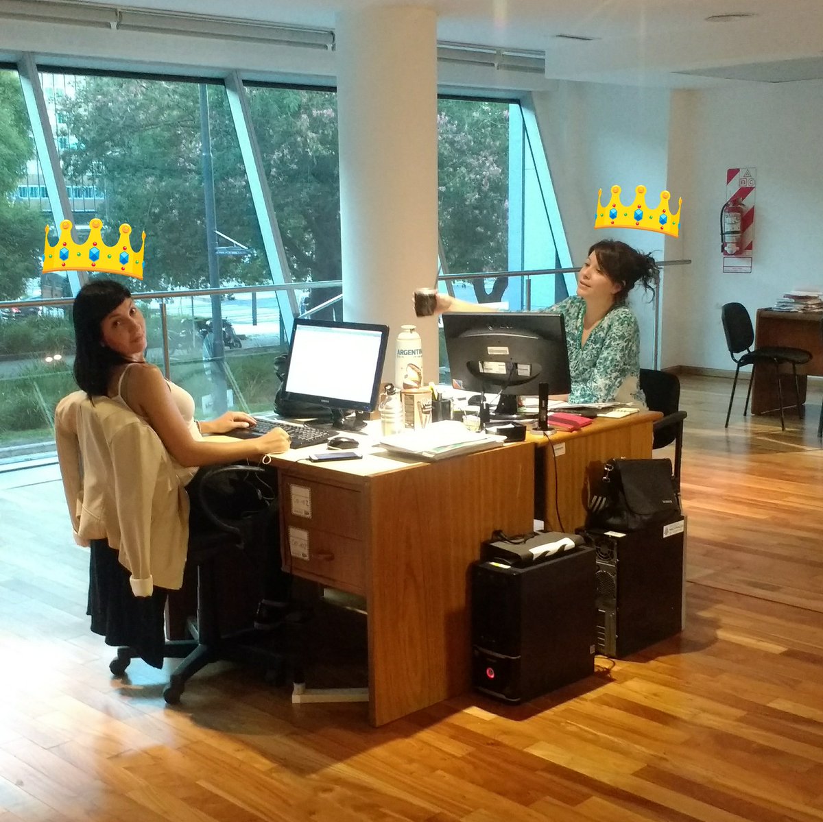 Así, de #miercolesdeboletin. Las pibas <a href="/RominaPomponio/">Romina Pomponio</a> y <a href="/rojasperio/">Marisa 💜💚🧡 Influencer del Gitano 🔥</a> c el apoyo moral de <a href="/EduCeccotti/">Eduardo Ceccotti</a>