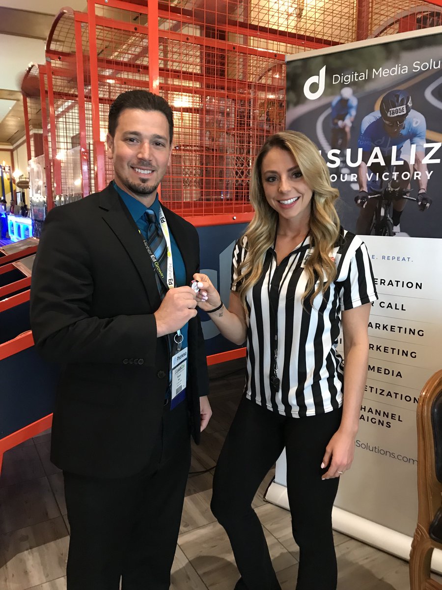 BestRateLeads's tweet photo. #HeGotGame... and he’s in a suit and tie! Meet the current high scorer at @leadscon #HoopsMadness! #LeadsCon2018 https://t.co/cKxotK34NG