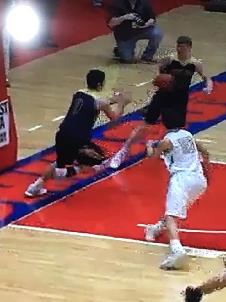 CHANDADDY23's tweet photo. 11.3 seconds left down by one try to run the floor and you make a call that ruins the dreams of 12 players who played their hearts out .... @KSHSAA council grove deserved a chance to play for the championship!! https://t.co/dGBz7q1j7v