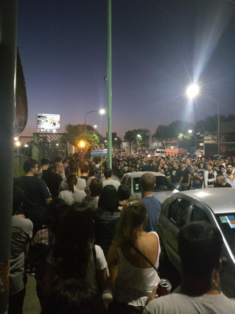 anitaskywalker's tweet photo. Acá, EN LA CONCHA DE LA LORA @AllAccessARG delincuentes!!! #FooFighters https://t.co/3u3xsRPr5G