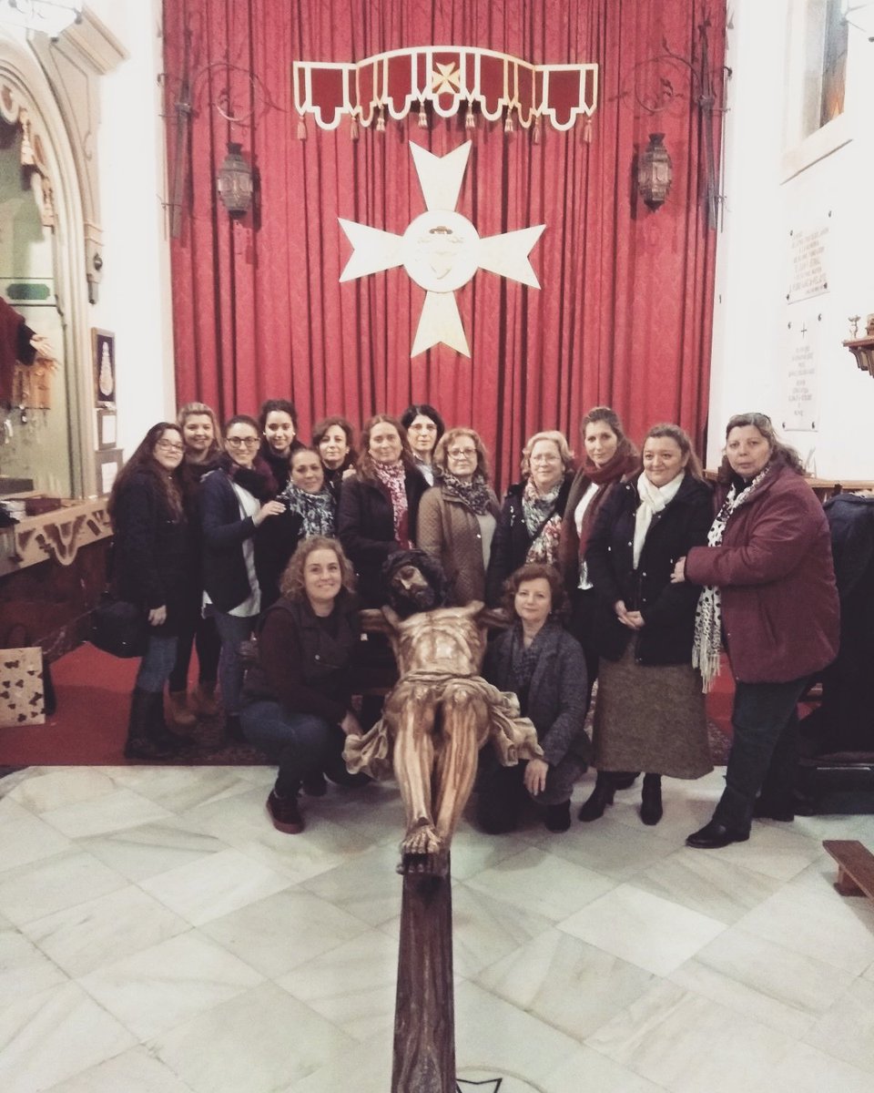 Esta foto va dedicada a nuestras hermanas. Gracias por vuestra dedicación y trabajo diario durante la Cuaresma, colaborando desinteresadamente con la Hermandad