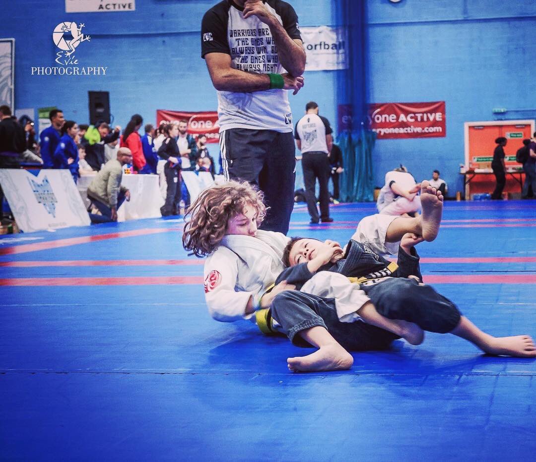 _nsbjj's tweet photo. Conor in action! @FabricioWerdum https://t.co/UkVm24Od0d