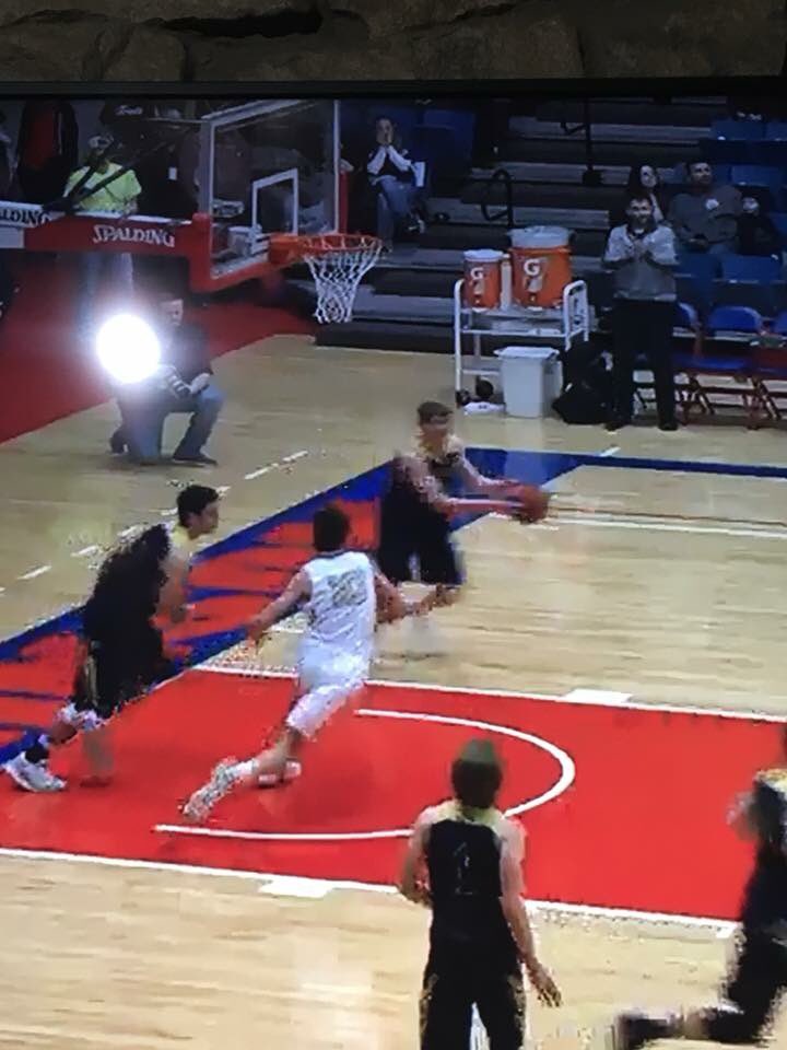 CarterFinch_32's tweet photo. Hey @KSHSAA our officials in the state tourney called this a violation. Clearly the inbounder was out of bounds and our point guard caught it in bounds. Official claimed our inbounder had a foot inbounds. He was wrong. (Proven in the picture) https://t.co/2XAoEIlPGb