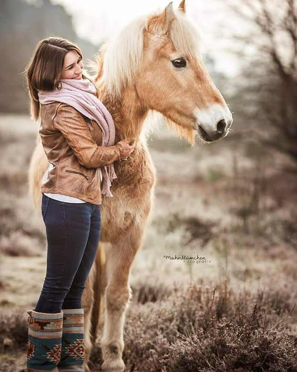 BootRugs's tweet image. This might be the cutest pic we've EVER seen! It doesn't get any better than the Stillwater Boot Rugs and horses! 😍 #bootrugs #bootcovers #horses #western #Rodeo