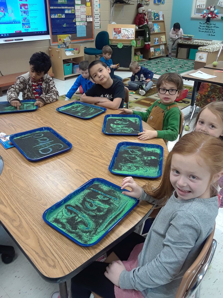 k9turtles's tweet image. Multisensory learning is the best! Segmenting &amp;amp; writing words using our magic sand trays! #smallgroupteaching #multisensory