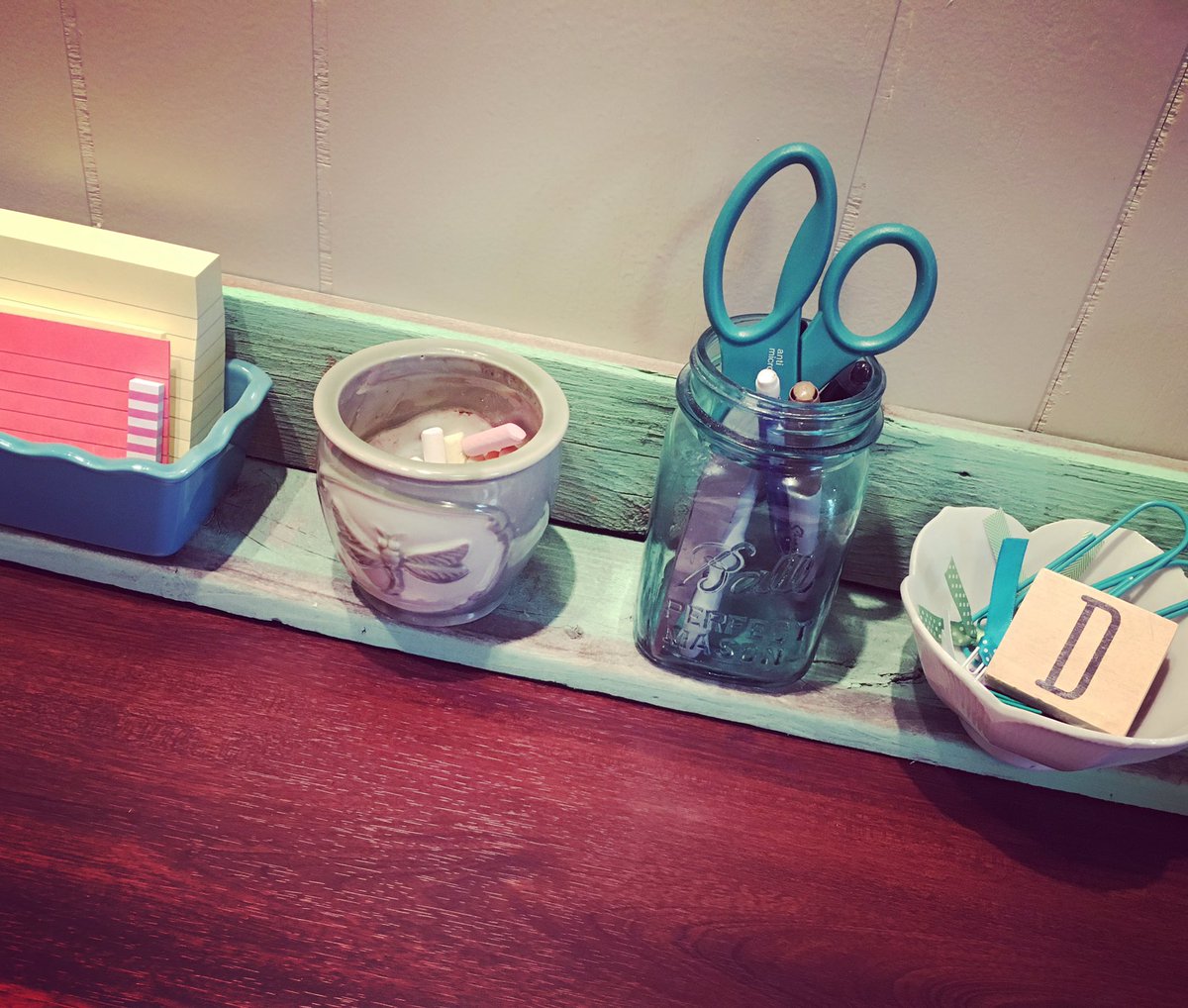 Use whatcha got! Organizing doesn't have to break the bank. #NoExcuses #organization #officespace #repurposed #masonjar