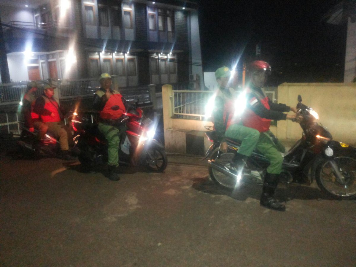 DedenDedn's tweet photo. Giat linmas Trantrib Kecamatan Cibiru .melaksanakan piket malam dan patroli di wilayah @KecamatanCibiru @AyiNews2 @AntonSugiana @Satpolppbdg @InfoPemkotBdg @BdgKesra @RESTABES_BDG @Relawan_Damkar menuju Bandung aman dan Kondudip.Rabu7.3.2018 https://t.co/UntQ4gpEce