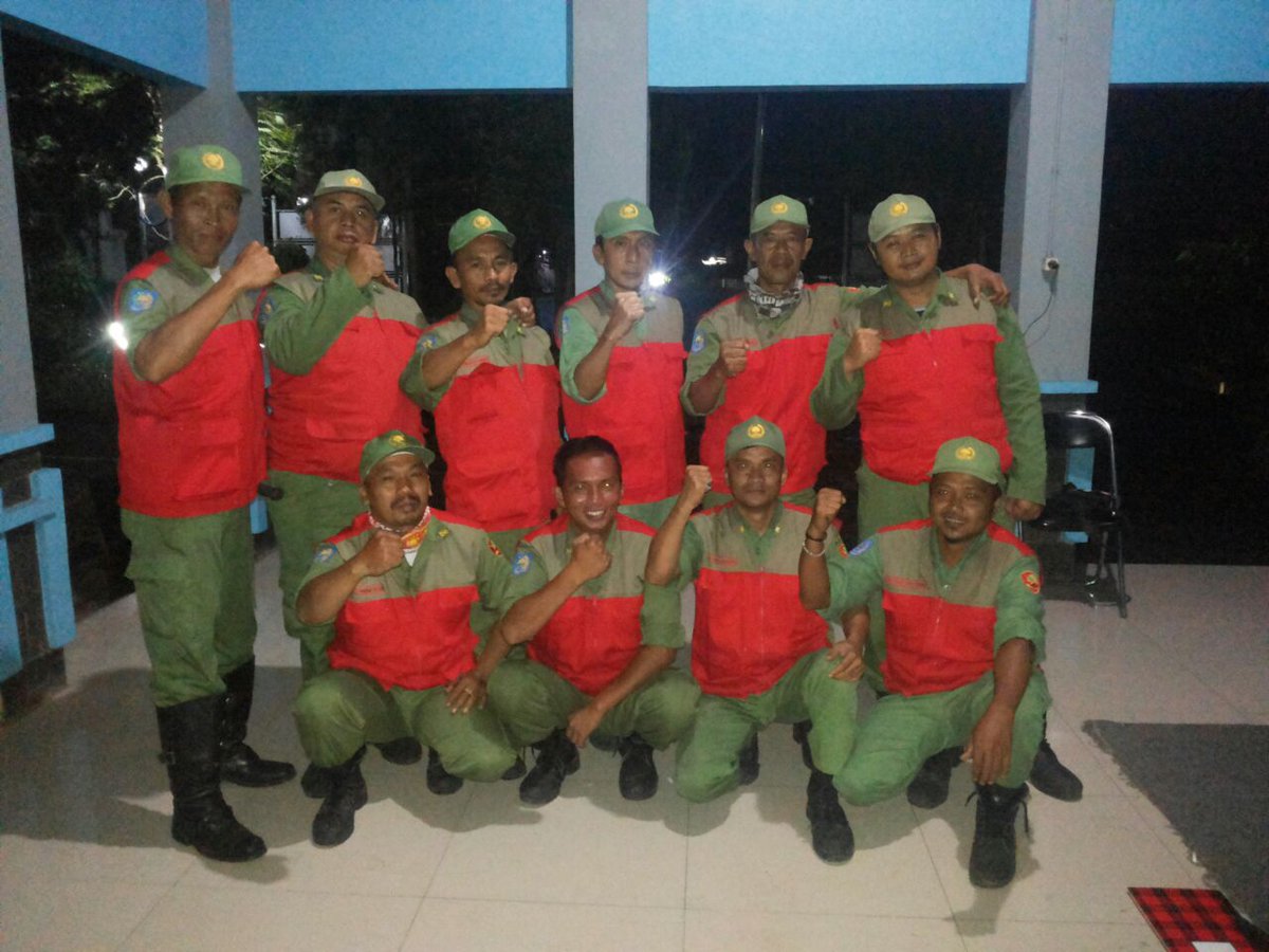 DedenDedn's tweet photo. Giat linmas Trantrib Kecamatan Cibiru .melaksanakan piket malam dan patroli di wilayah @KecamatanCibiru @AyiNews2 @AntonSugiana @Satpolppbdg @InfoPemkotBdg @BdgKesra @RESTABES_BDG @Relawan_Damkar menuju Bandung aman dan Kondudip.Rabu7.3.2018 https://t.co/UntQ4gpEce