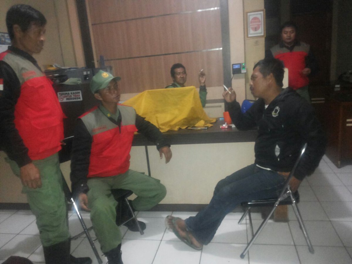DedenDedn's tweet photo. Giat linmas Trantrib Kecamatan Cibiru .melaksanakan piket malam dan patroli di wilayah @KecamatanCibiru @AyiNews2 @AntonSugiana @Satpolppbdg @InfoPemkotBdg @BdgKesra @RESTABES_BDG @Relawan_Damkar menuju Bandung aman dan Kondudip.Rabu7.3.2018 https://t.co/UntQ4gpEce