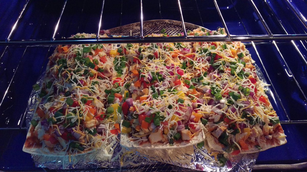 WowDadCooked's tweet photo. C'mon man! Look how good this #bbq #chicken #flatbread looks! #dinner #homemade #foodporn #cook #WowDadCooked #cooking https://t.co/54qh5xpQzB