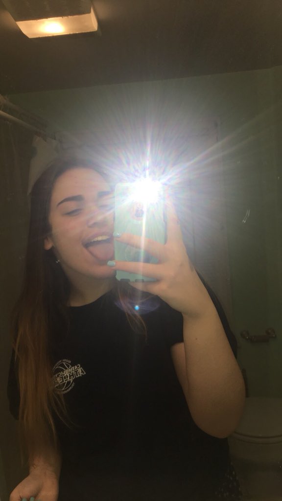 HoldonDillon's tweet photo. just gonna drop in, might not be the prettiest girl but hey  #WomenFromThe860 https://t.co/Nqx9wzYRWN