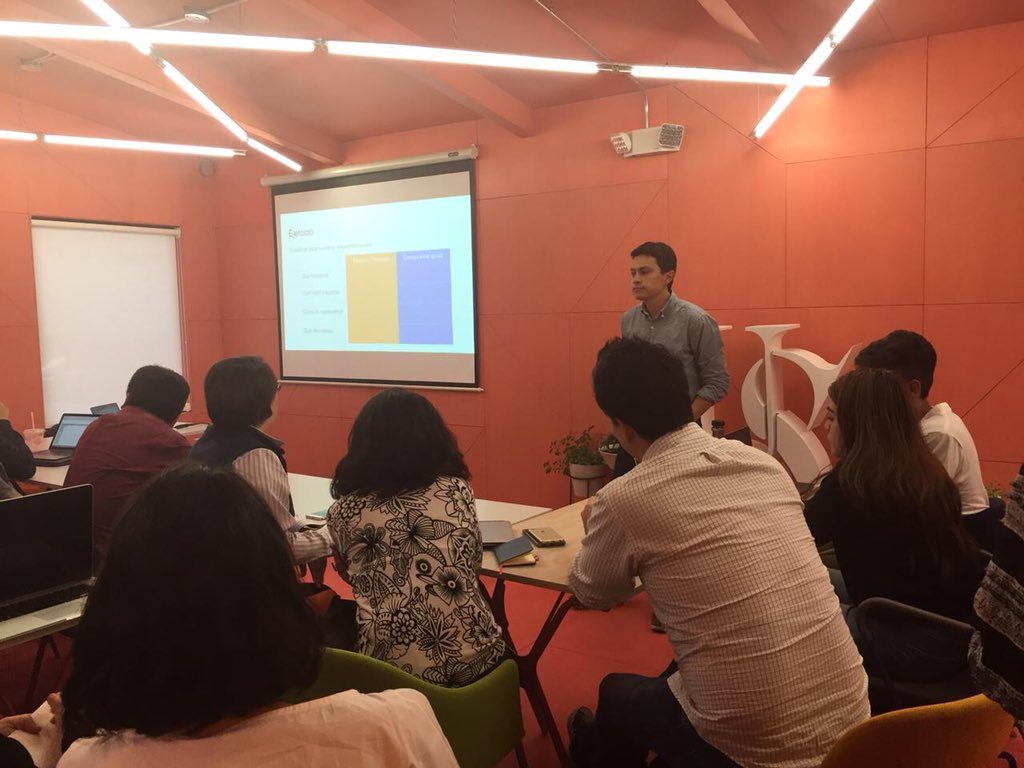 IMPAQTOec's tweet photo. Francisco Mejia habla sobre modelos de negocios de impacto junto a los emprendedores del #IMPAQTO #LabMODEL 🗒 https://t.co/9I9b2B3VJm