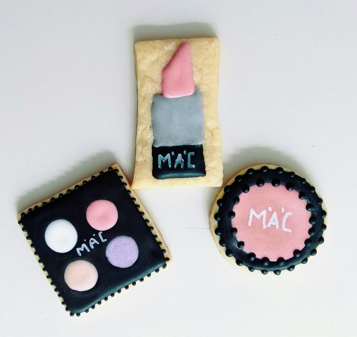 StanDoux's tweet photo. Celebremos tb nuestro lado coqueto #StanDoux #Galleta #Mantequilla #MakeUp https://t.co/88LntTj1HR