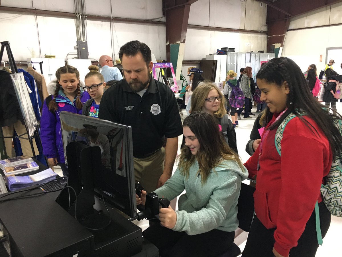 FlyFNL's tweet image. Today's @FlyWOAW event for Women's Aviation Worldwide Week event was still going strong!  

#WOAW18 @ColoradoDOT Aeronautics