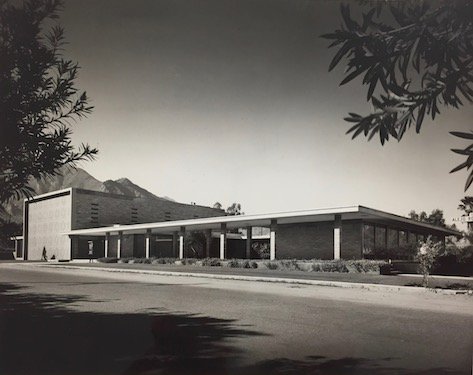 PS_TempleIsaiah's tweet photo. #tbt Historic view of sanctuary at Temple Isaiah.
Photo taken by Sara McLean of Julius Shulman's original.

#tbt #tbtpalmsprings #palmsprings https://t.co/WqYZHFeQL3