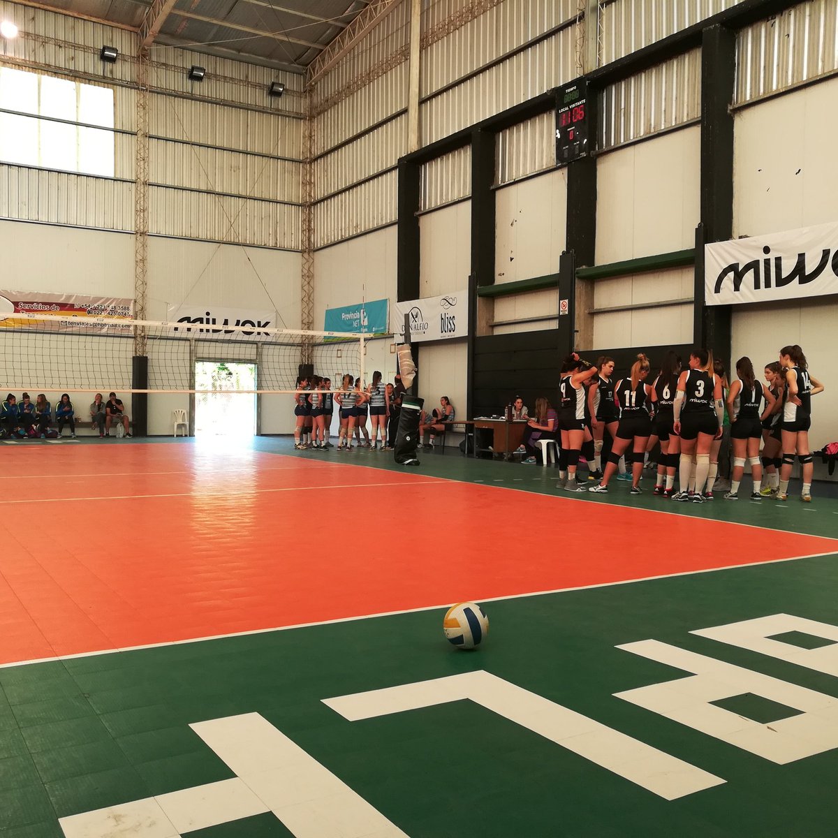 BPvoley's tweet photo. #LAF2018 @Voley_FeVA #weekend6 #LasGuapas reciben en City Bell a los equipos de Neuquén. Viernes 9 ante @muniplottier Sábado 10 ante #UniversitariosdelComahue y Domingo 11 ante @ElBiguaVoley. Todos los partidos a las 21hs. https://t.co/AB2xK0WxH0