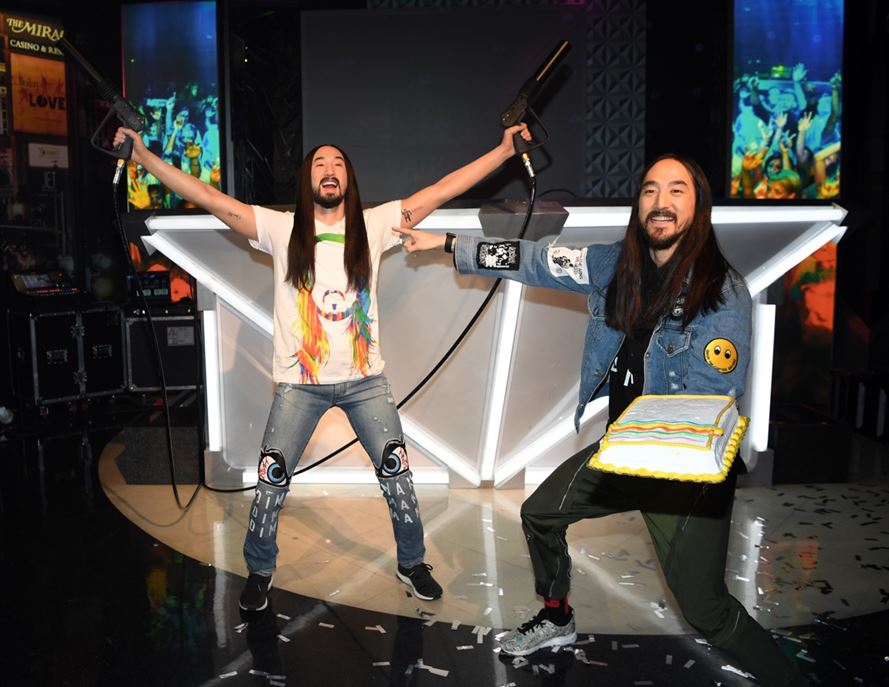 WhereLasVegas's tweet photo. #ICYMI @TussaudsVegas launched @steveaoki DJ experience, and Aoki #CakedIt! #TakeMeToAoki https://t.co/QkKNwLoRhB https://t.co/DMP310Hkfz