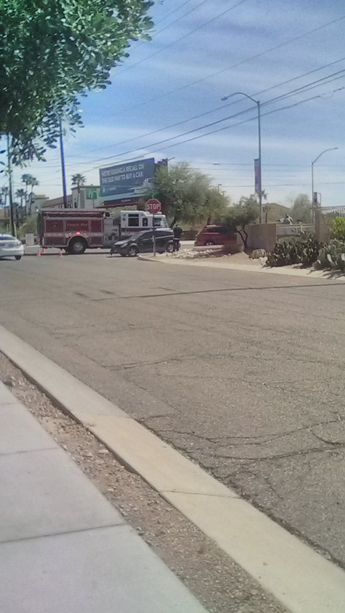 LelaTheBaddie58's tweet photo. Outside my work. Fun. https://t.co/kcUzM3gKIW
